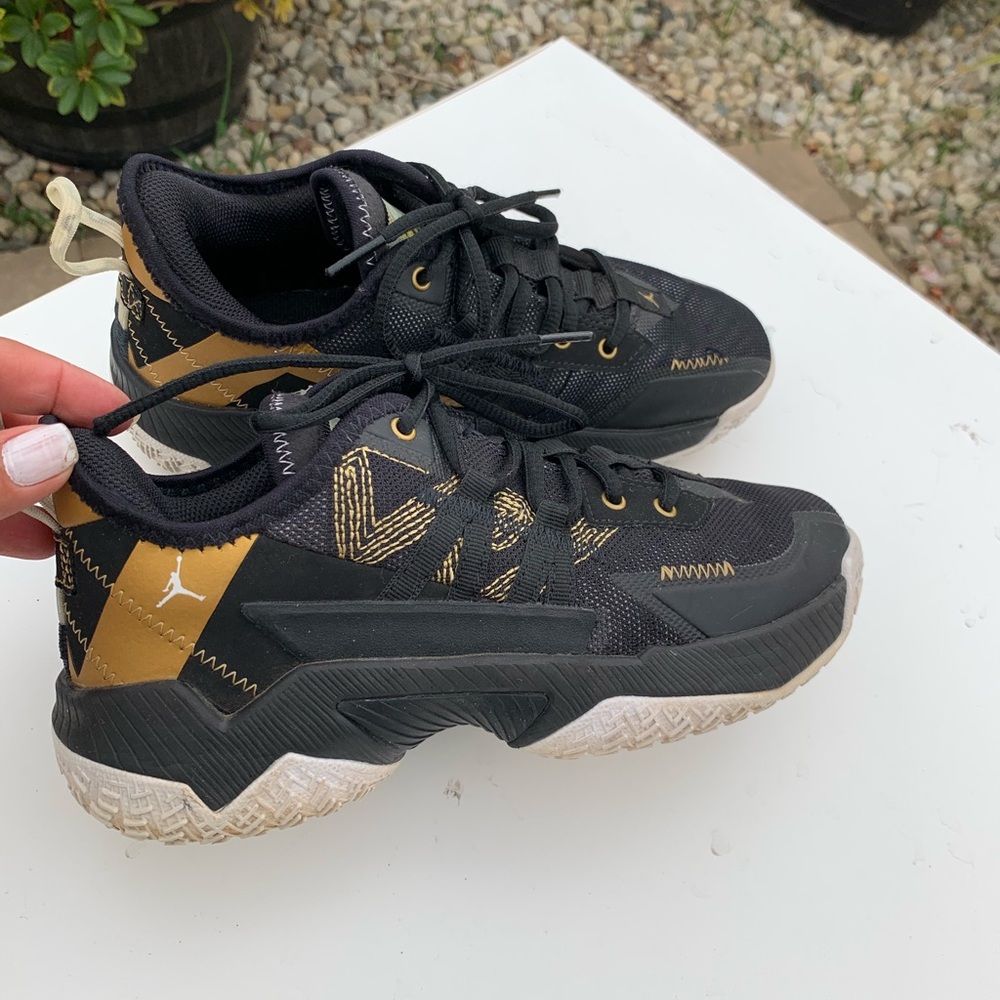 Jordan Westbrook One Take II size 4.5 Y gold and black - Picture 3 of 12